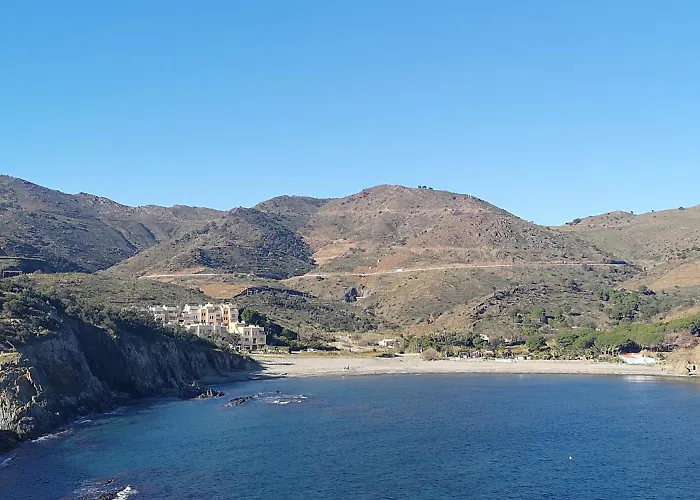 Lovely 1-Bed Apartment Literally On The Beach